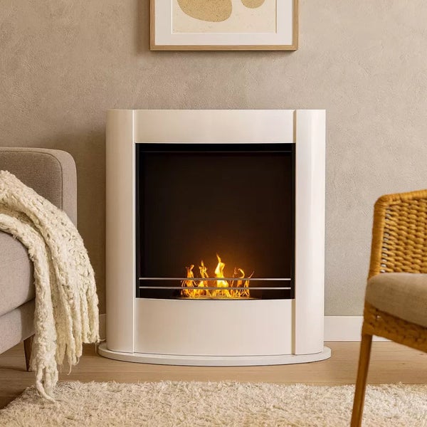 Dekokamin mit Flammen in einem Wohnraum