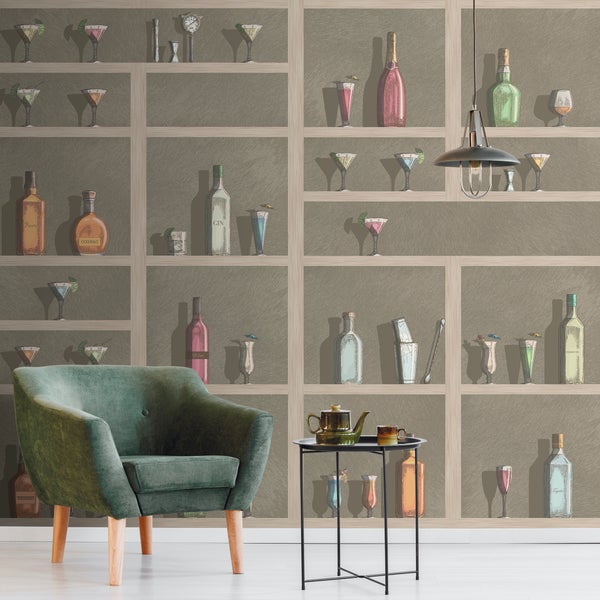 Dekorative Wand mit Getränke-Motiv, Sessel und Beistelltisch