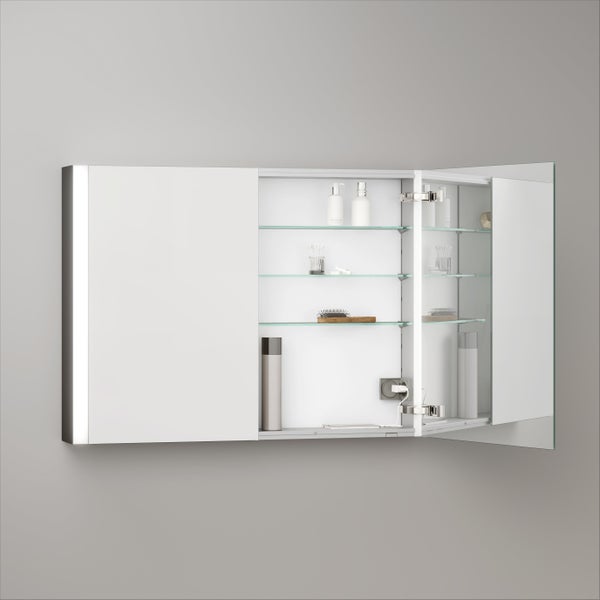 Geöffneter Spiegelschrank mit Glasböden und verschiedenen Badutensilien