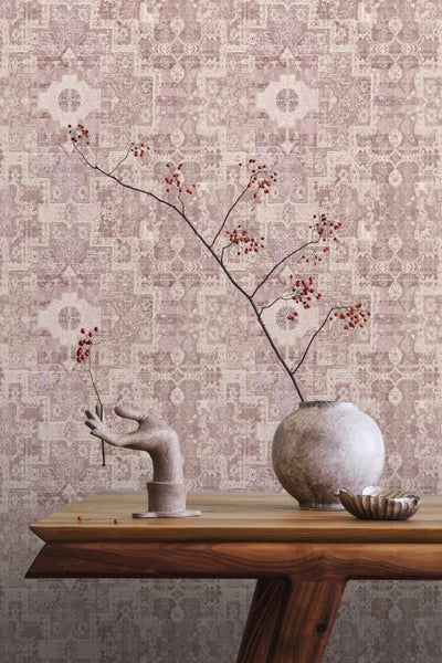 Schlafzimmer mit gemusterter Tapete, Bett und dekorativen Kissen