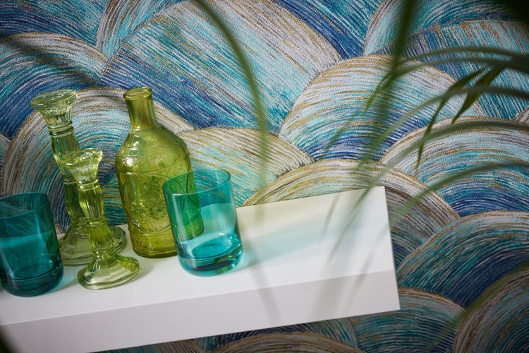 Szene mit gemusterter Tapete, Sessel, Regal, Dekoration und Pflanze.