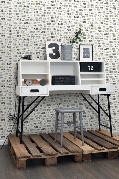 Schreibtisch mit Regalen, Schubladen und Stuhl auf Holzpaletten