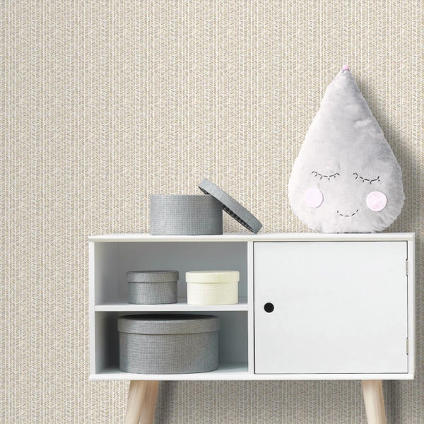 Vliestapete mit grafischem Fischgrät-Muster in einem hellen Kinderzimmer hinter einem Sideboard mit runden Aufbewahrungsboxen und einem Kissen.