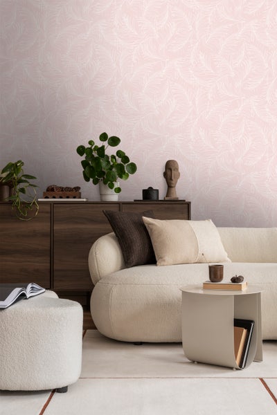 Wohnzimmer mit gemusterter Tapete, Sofa, Kommode, Beistelltisch und Dekorationen