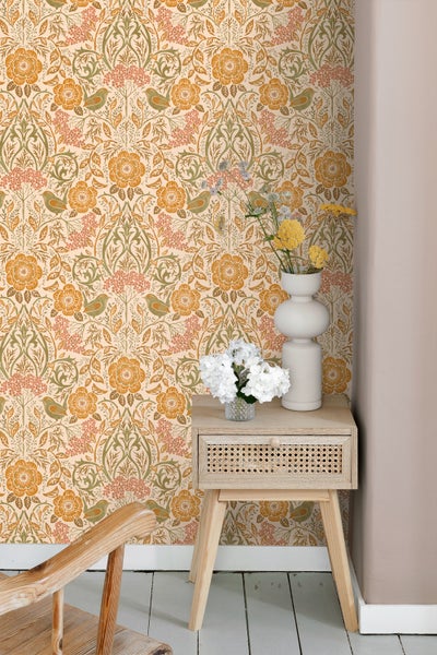 Dekorative Tapete mit Blumenmuster und Vogelmotiven in einem gemütlichen Raum.