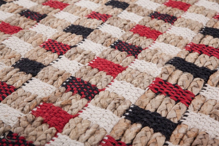 Nahaufnahme eines geflochtenen Jute-Teppichs mit mehrfarbigem Karomuster.