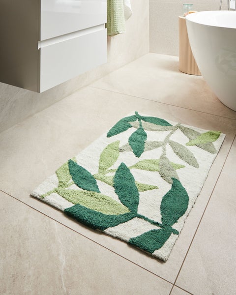 Badteppich mit Blattmuster im Badezimmer