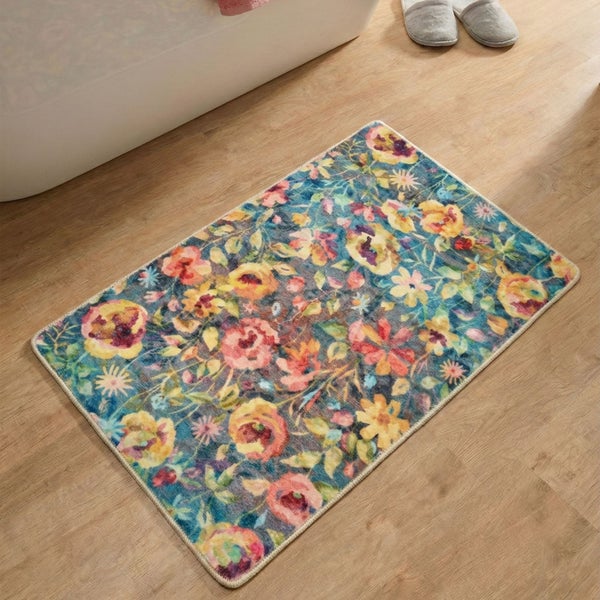 Rechteckige Badematte mit Blumenmuster auf Holzboden neben einer Badewanne.