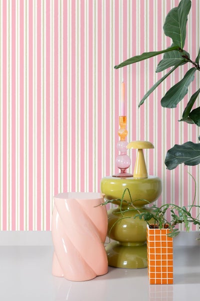 Raumansicht mit gestreifter Tapete, Beistelltisch und Dekorationsgegenständen