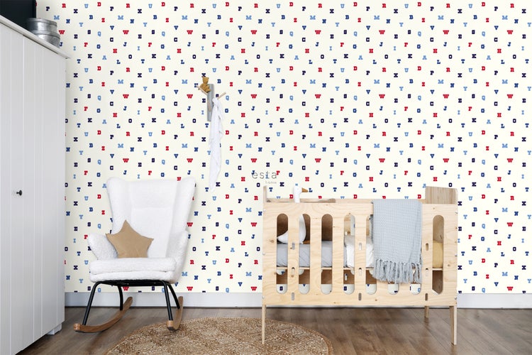 Kinderzimmer mit Möbeln und Tapete mit Buchstabenmuster
