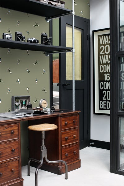 Zwei Zierkissen mit Pflanzenmuster auf einer Gartenbank