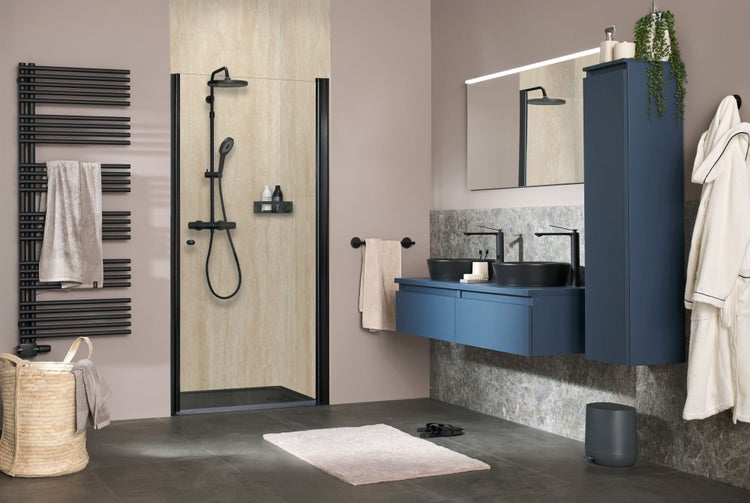 Modernes Badezimmer mit Dusche, Waschtisch, Handtuchwärmer und Badaccessoires.