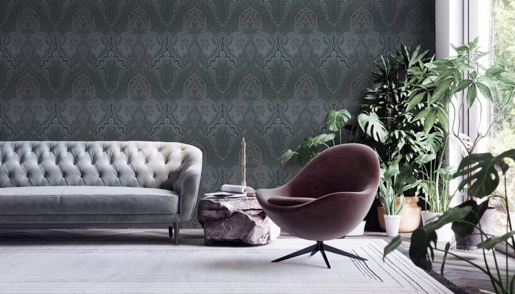 Astilbe Pflanze mit pinkfarbenen Blütenrispen im Garten