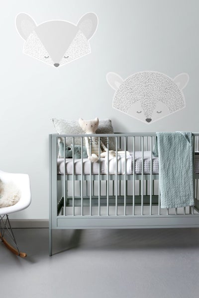 Kinderzimmer mit Kinderbett, Wandtattoos in Fuchsform und Spielzeug