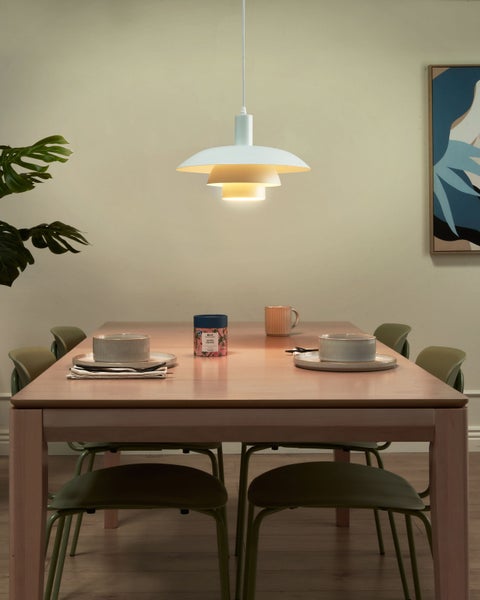 Esszimmer mit Esstisch, Stühlen und Pendelleuchte