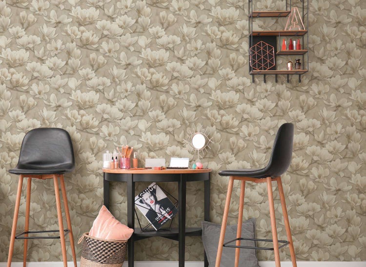 Vliestapete mit floralem Magnolienmuster in einem modern eingerichteten Raum mit zwei Barhockern und einem Konsolentisch vor der Wand.