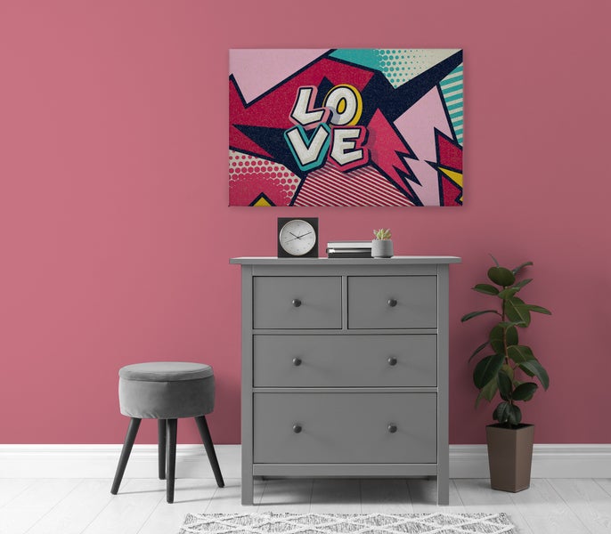 Wandbild mit Pop Art Motiv Love über einer grauen Kommode in einem modern eingerichteten Wohnraum