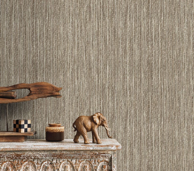 Dekorative Wand mit strukturierter Tapete, kombiniert mit Holzelementen und Dekorationen