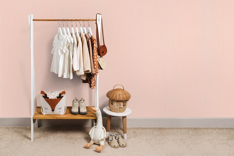 Kinderzimmer mit Kleiderständer, Spielzeug und Dekorationen