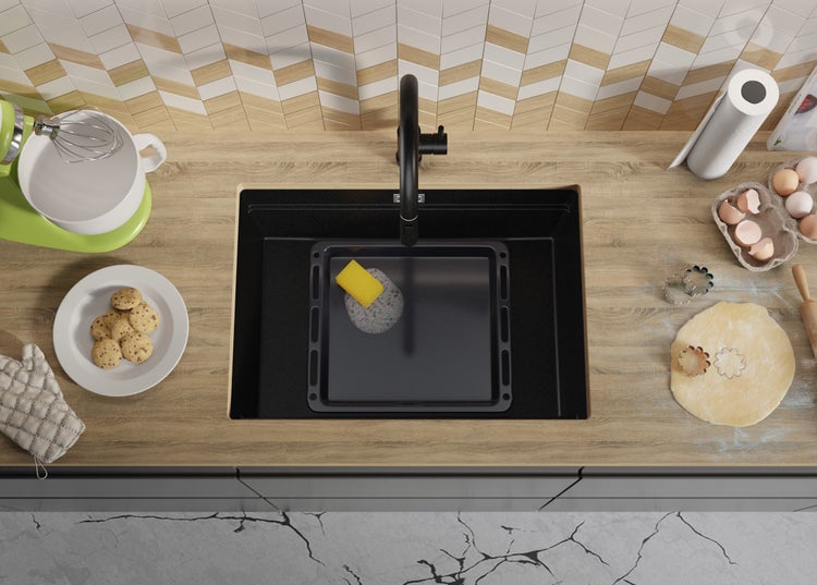 Küchenszene mit Spüle, Armatur, Küchenmaschine und Backutensilien.