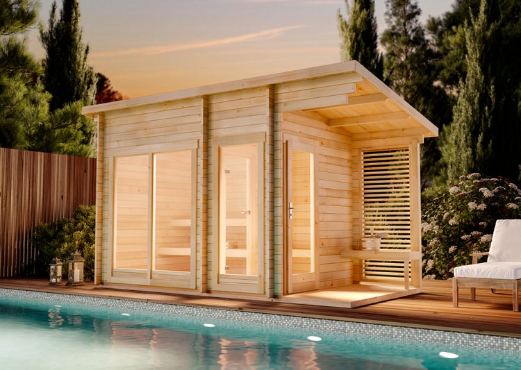 Moderne Gartensauna aus Holz mit Pultdach, großen Glasfronten und überdachter Veranda an einem Swimmingpool im Garten.