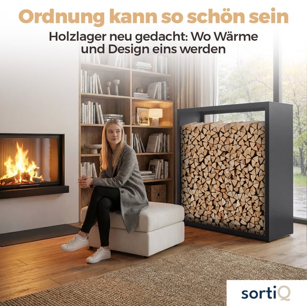 Modernes Kaminholzregal aus Metall im Wohnzimmer neben einem brennenden Kamin und einem Bücherregal. SortiQ Logo.