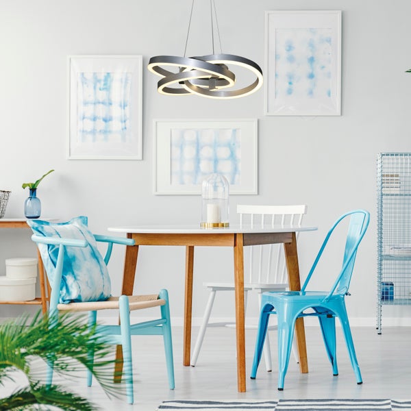 Esszimmer mit Esstisch, Stühlen und moderner Ring-Hängeleuchte