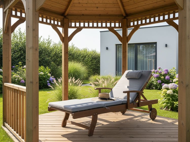 Holzpavillon mit Liegestuhl im Garten