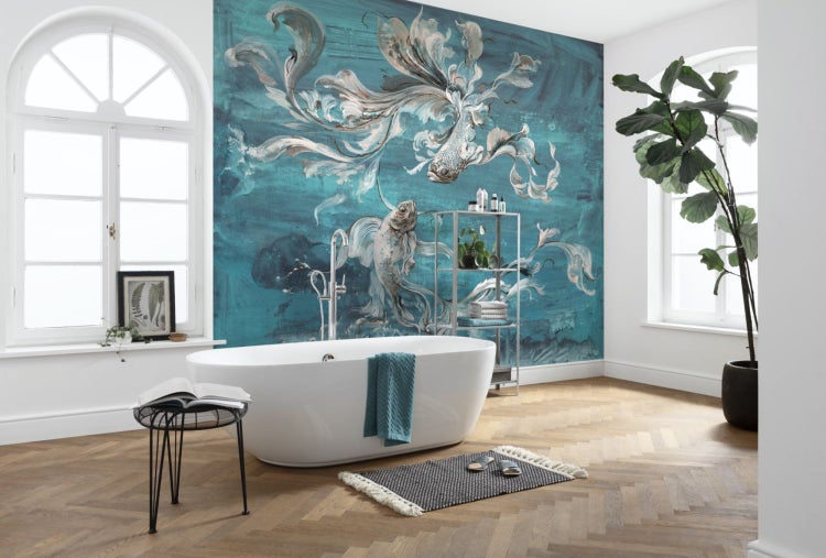 Badezimmer mit Badewanne und Wandbild mit Fischmotiv
