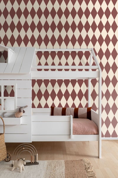 Kinderzimmer mit Rautenmuster-Tapete und weißem Spielbett