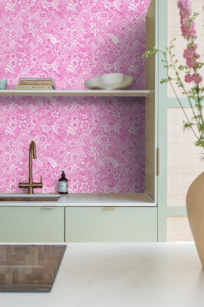 Küchenszene mit floral gemusterter Tapete, Spüle und Utensilien