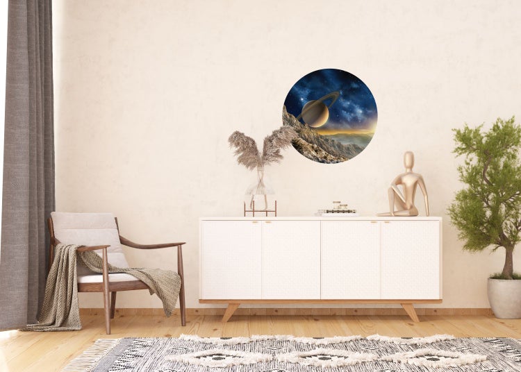 Wohnzimmer mit Wandtattoo, Kommode, Sessel und Teppich