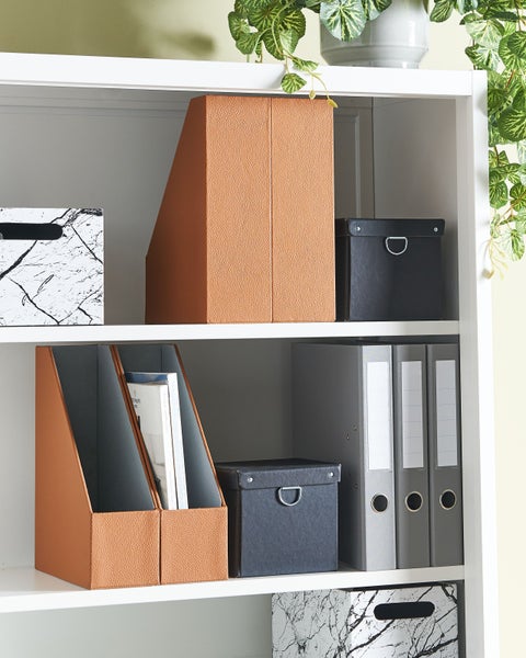 Regal mit Aktenordnern, Stehsammlern und Aufbewahrungsboxen