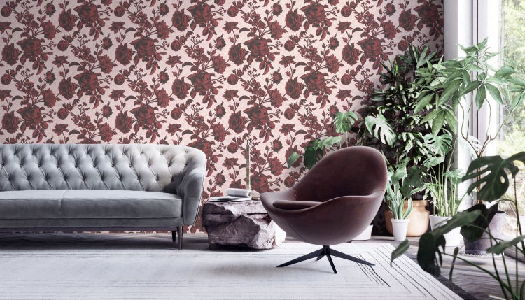 Frau entspannt in der Badewanne mit Schaum vor floraler Tapete