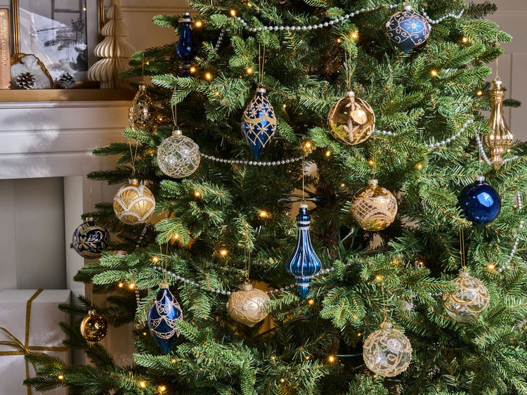 Dekorierter Weihnachtsbaum mit Christbaumkugeln und Lichterkette