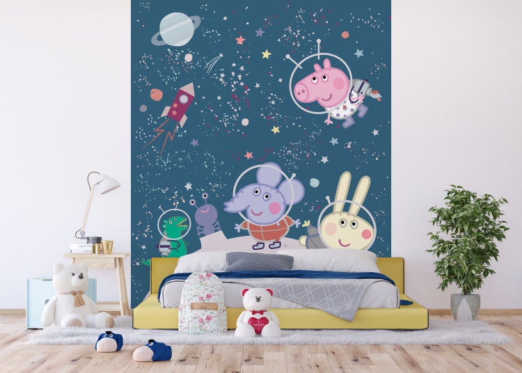Kinderzimmer mit Wandtapete mit Weltraummotiv und Peppa Wutz Figuren