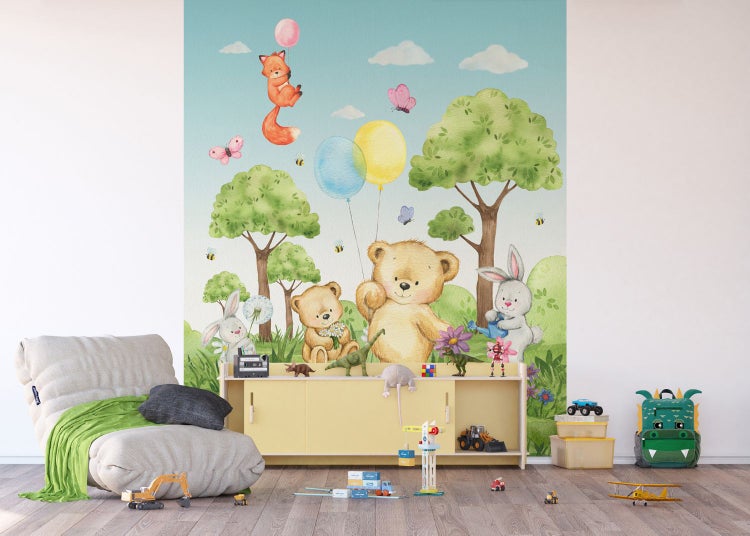 Kinderzimmer mit einer Fototapete mit Waldtiermotiv, die eine verspielte Atmosphäre schafft