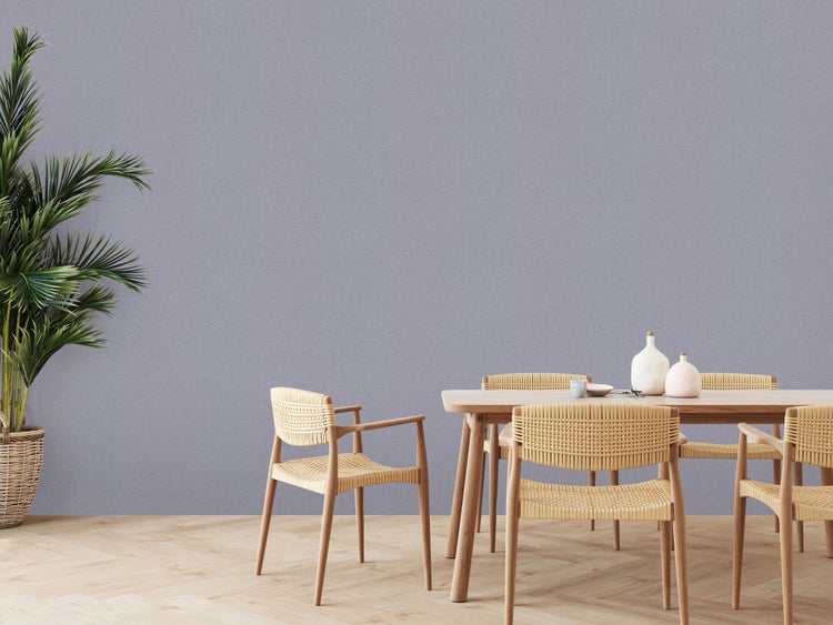 Gartenhaus aus Holz mit Fenstern und Doppeltür im Garten