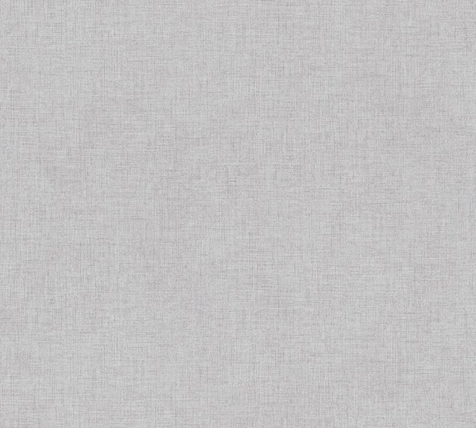 Heller Raum mit grauer Tapete, Kommode, Lampe und Dekoration