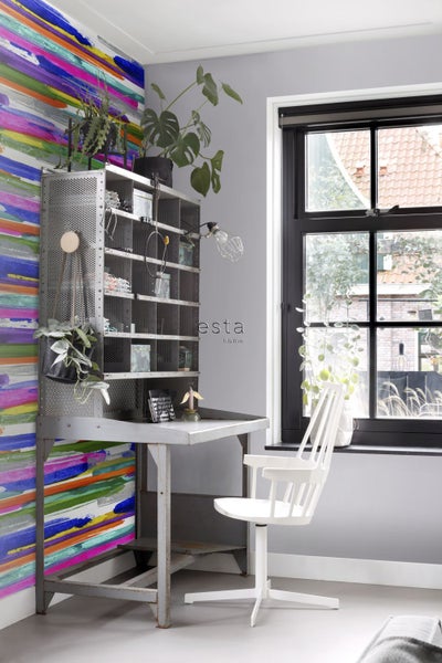 Arbeitszimmer mit Schreibtisch, Regal mit Fächern und Stuhl vor einem Fenster