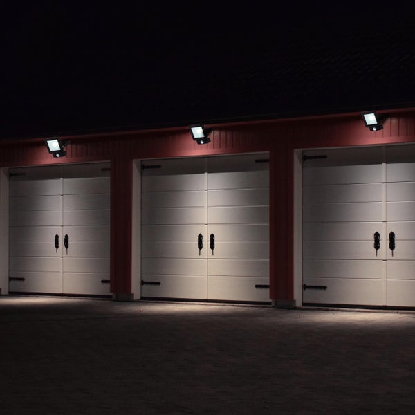 LED-Außenleuchte Radia 30W mit Sensor, aus Metall und Glas in Schwarz, mit integrierter LED