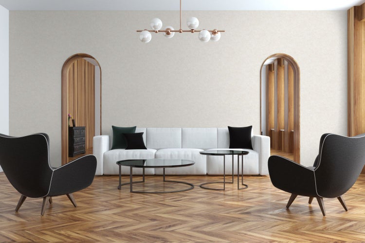 Wohnzimmer mit Anrichte, Stuhl, Stehlampe und Dekoration