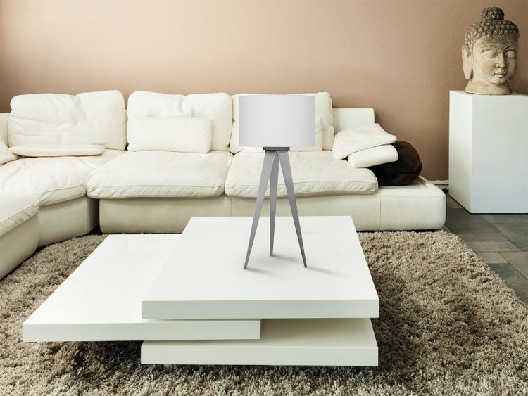 Wohnzimmer mit Sofa, Couchtisch und Tischleuchte im Interieur
