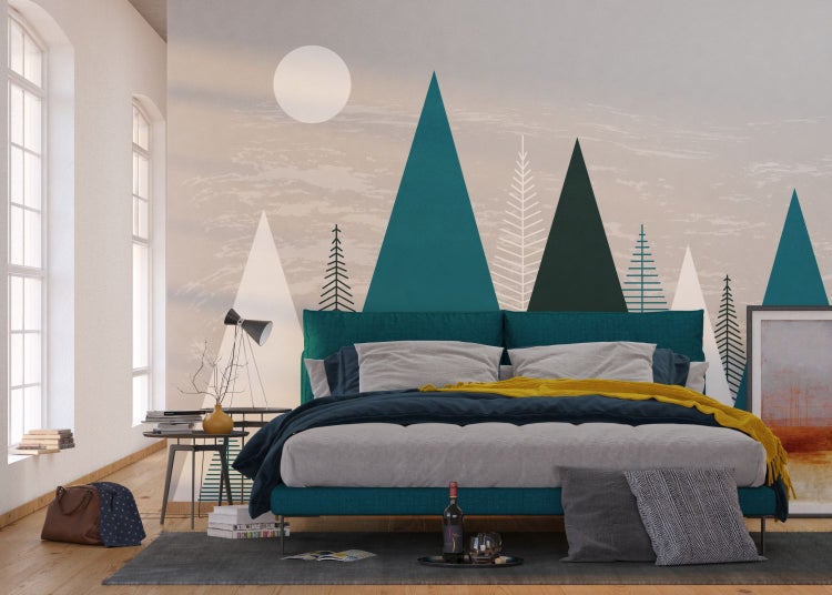 Schlafzimmer mit Wandtapete mit Bergmotiven, Bett, Nachttisch und Dekorationen für eine helle und organisierte Atmosphäre.