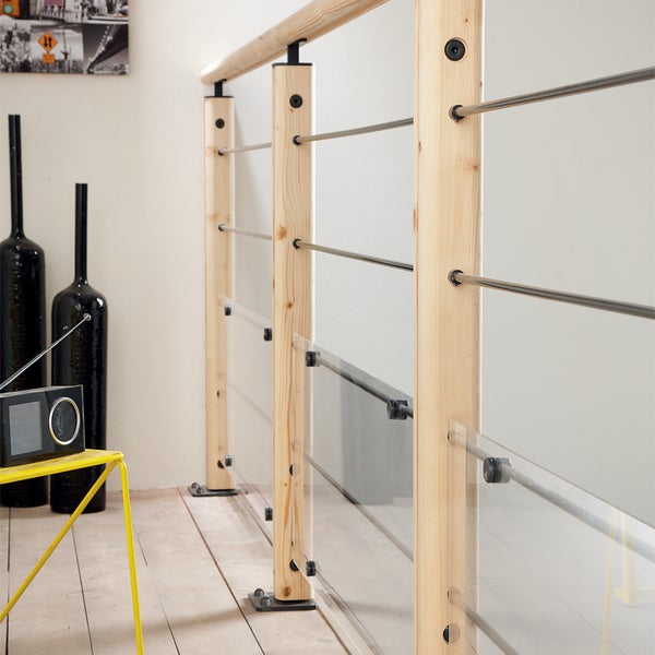 Geländer mit Holzpfosten, Edelstahlstäben und Glasfüllung