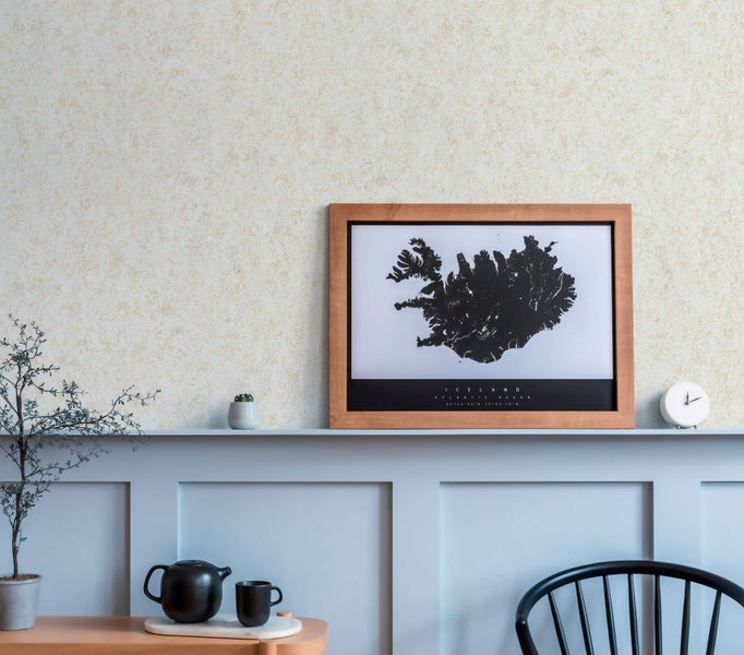 Wohnzimmer mit Sofa, Stehlampe und gemusterter Tapete