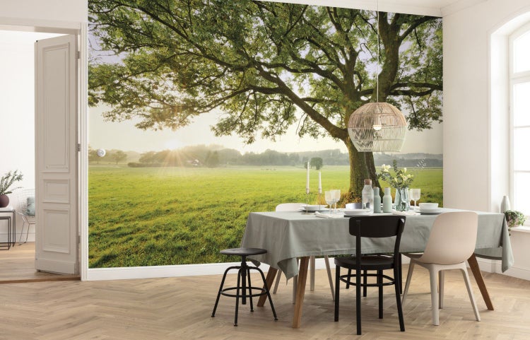 Wandbild mit Baumlandschaft in einem hellen Esszimmer