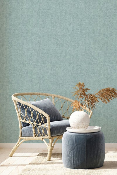 Schlafzimmer Szene mit Nachttischlampe, Kerze und Kaktus auf schwarzem Nachttisch