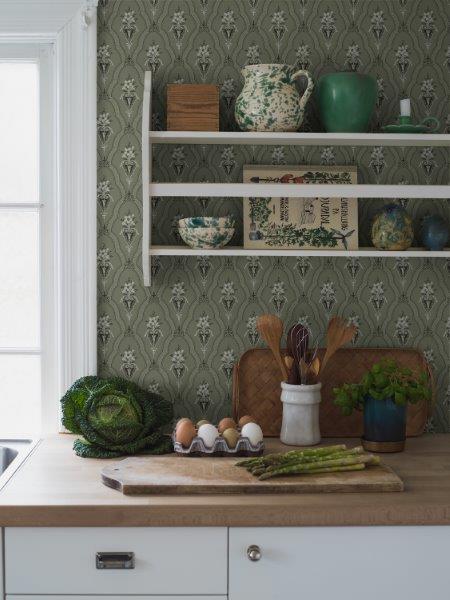 Wohnzimmer mit Sofa, Stehlampe und mehrteiligem Wandbild mit abstraktem Motiv