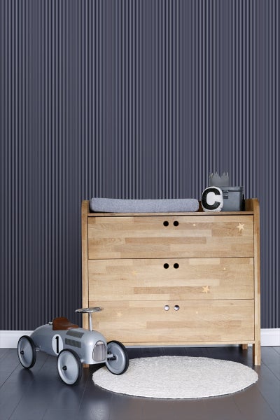 Kinderzimmer mit Wickelkommode, Spielzeugauto und gestreifter Tapete